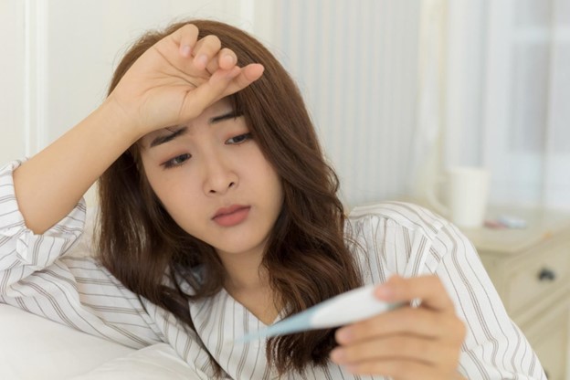 Xác định sốt bằng cách đo thân nhiệt và các triệu chứng đi kèm