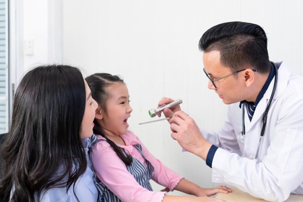 Đưa bé đi khám và chăm sóc tích cực