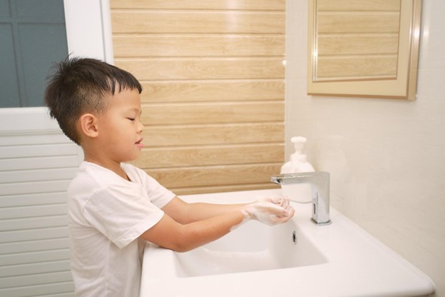 Hướng dẫn bé rửa tay đúng cách