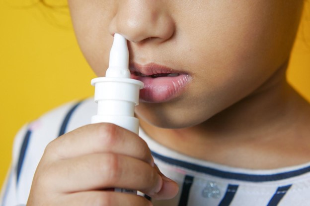Chữa viêm mũi cho bé bằng cách dùng thuốc xịt mũi chứa Glucocorticoid