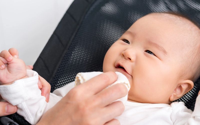 Những dấu hiệu cho thấy bé chuẩn bị mọc răng