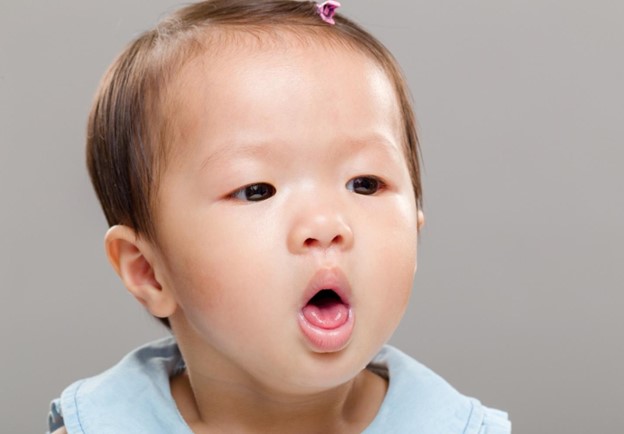 Giữ gìn vệ sinh và rửa tay cho bé để hạn chế lây nhiễm vi khuẩn.