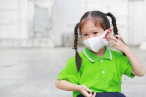 Đeo khẩu trang phòng bệnh viêm đường hô hấp cho bé
