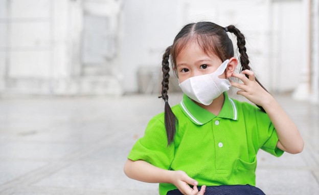 Đeo khẩu trang phòng bệnh viêm đường hô hấp cho bé