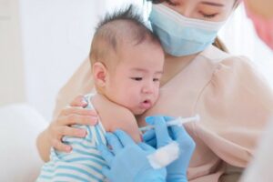 Trẻ có phản ứng sốt sau khi tiêm phòng
