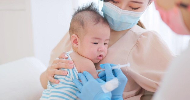 Trẻ có phản ứng sốt sau khi tiêm phòng
