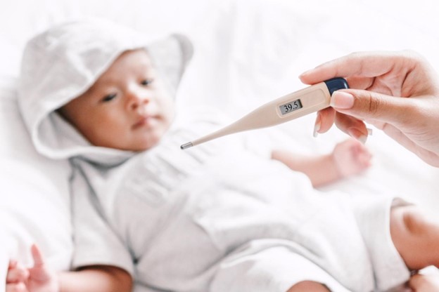 Chú ý quan sát biểu hiện của bé sau khi tiêm