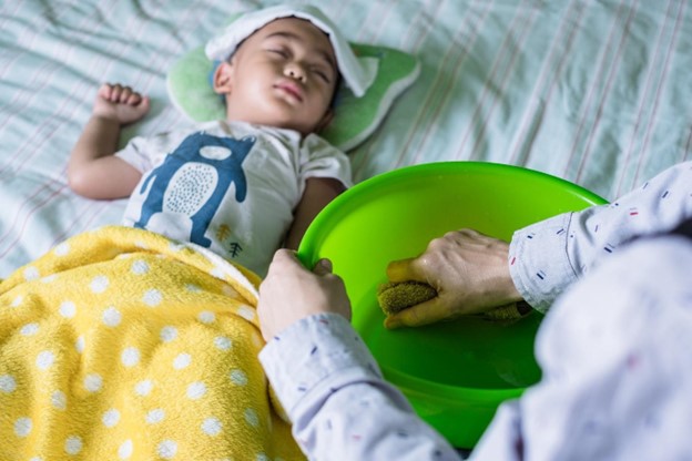 Trẻ khó ngủ do bị sốt virus