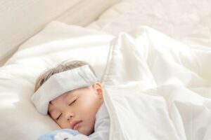 Khi trẻ bị cảm thường sốt kèm nghẹt mũi, khó thở