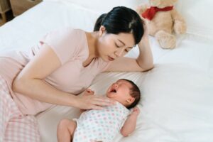 Trẻ không ngủ được có thể do bệnh lý