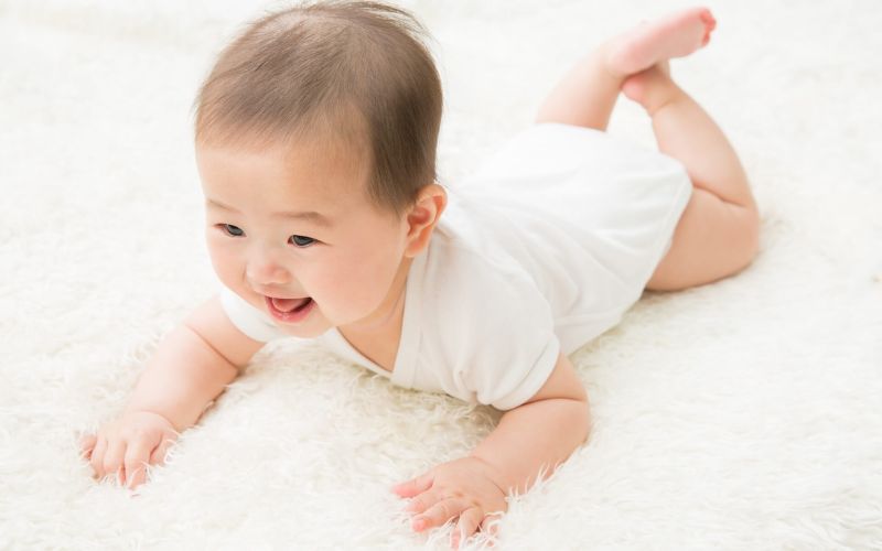 Để bé vận động nhẹ nhàng