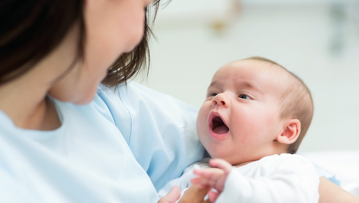 Chăm sóc em bé sơ sinh 4 tuần tuổi