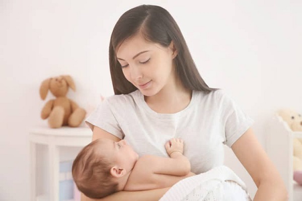 Cách bế em bé