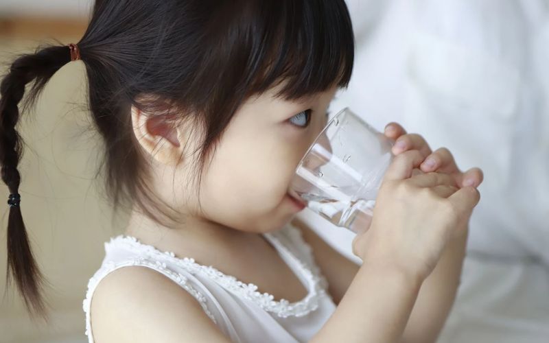 Cho trẻ uống nhiều nước