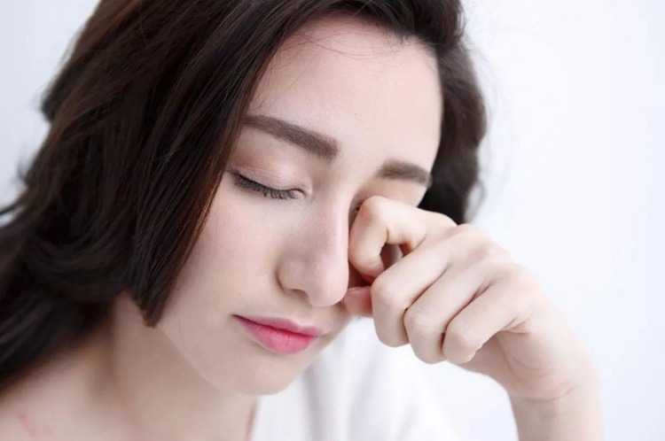 Hạn chế dùng tay chạm lên mặt để ngăn virus xâm nhập vào cơ thể