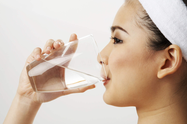 Súc miệng bằng nước muối sinh lý