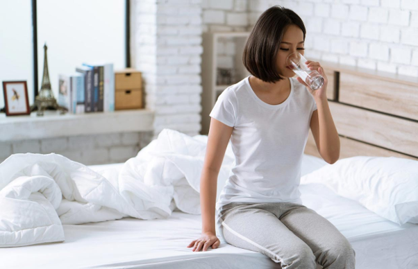 Uống nhiều nước ấm 