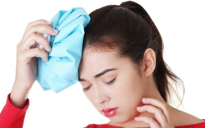 Chữa đau đầu bằng cách dùng túi chườm