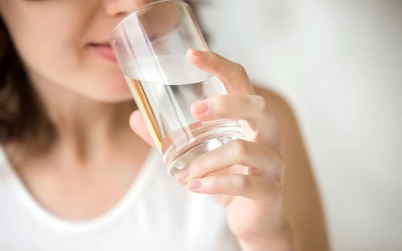 Nên làm gì khi bị sốt xuất huyết ra nhiều mồ hôi
