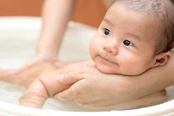 Trẻ sốt virus có tắm được hay không?