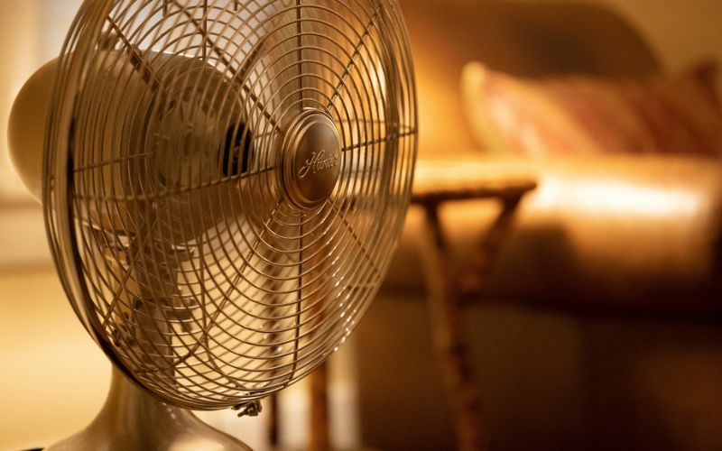 Sốt xuất huyết có được nằm quạt không
