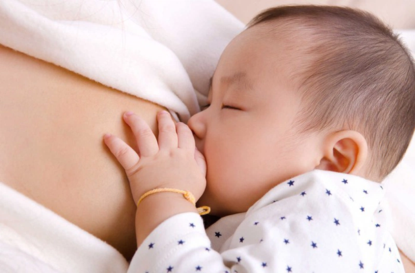 Mẹ bị cảm có nên cho con bú?