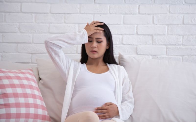 Vì sao bà bầu thường bị đau đầu khi mang thai