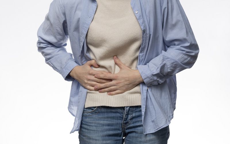 Đau bụng trên bên phải tiềm tàng nguy hiểm gì?