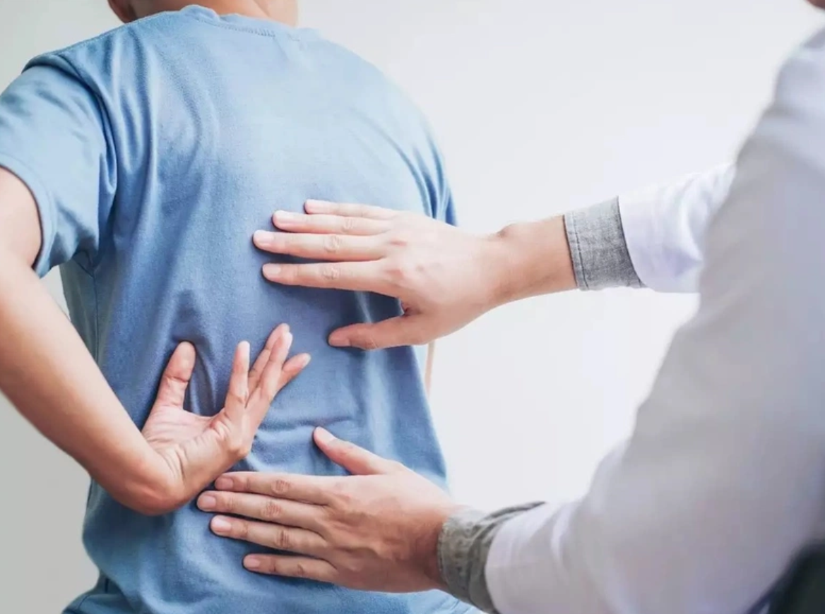 đau lưng mỏi gối tê tay 2