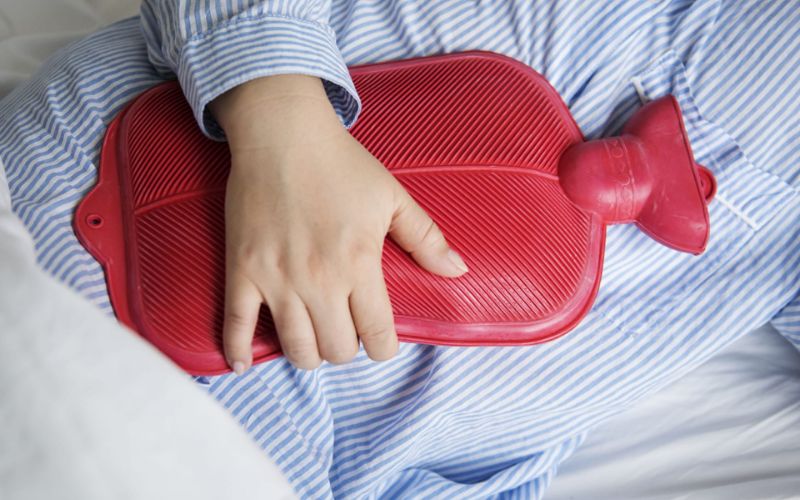Sử dụng túi chườm nóng giúp giảm cơn đau hiệu quả 