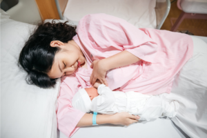 Các lưu ý quan trọng khi mẹ bị sốt cho con bú
