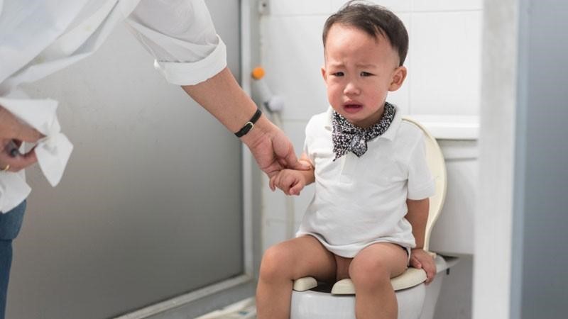 Trẻ cảm thấy khó chịu khi bị trượt