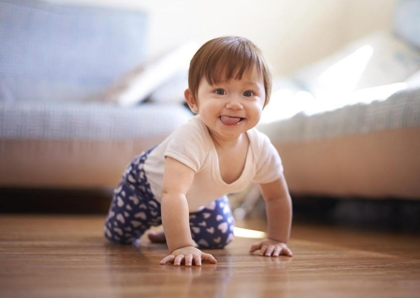 Để bé được vận động nhẹ nhàng mỗi ngày làm giảm nguy cơ mắc bệnh táo bón.