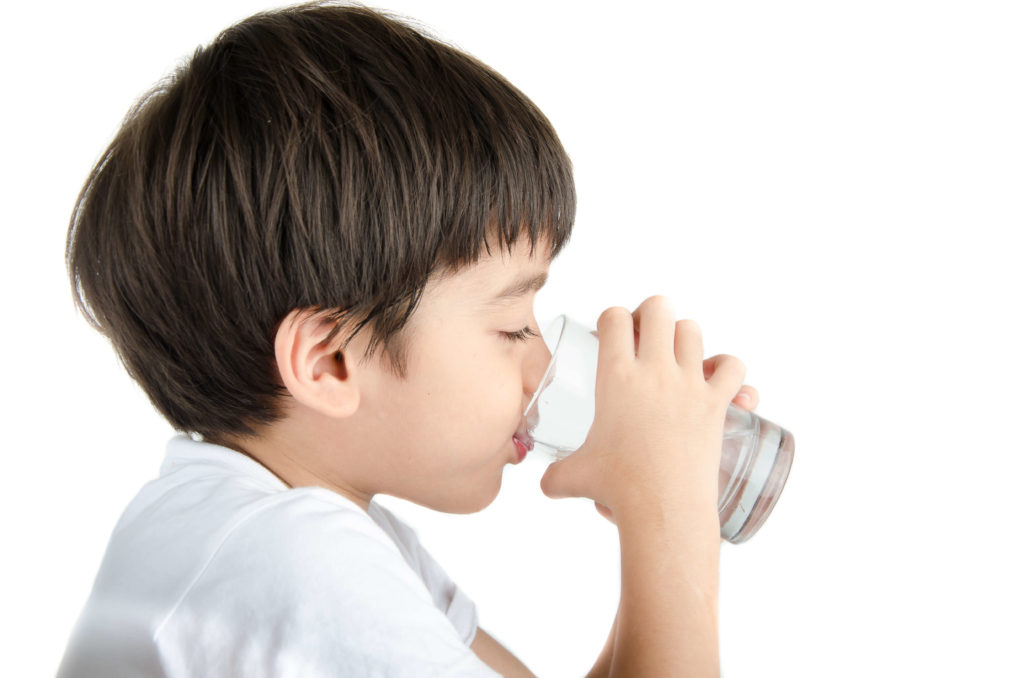Cho con uống nhiều loại nước khác nhau, đặc biệt là nước lọc.