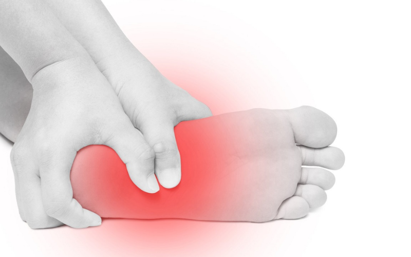 Trẻ bị đau nhói ở lòng bàn chân