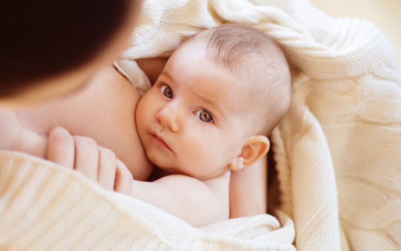 Trẻ dị ứng với sữa mẹ có thể gây nên tình trạng đi ngoài nhiều lần