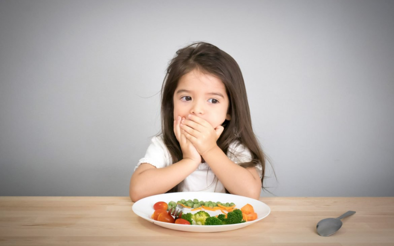 Đi ngoài nhiều lần khiến trẻ mệt mỏi và chán ăn