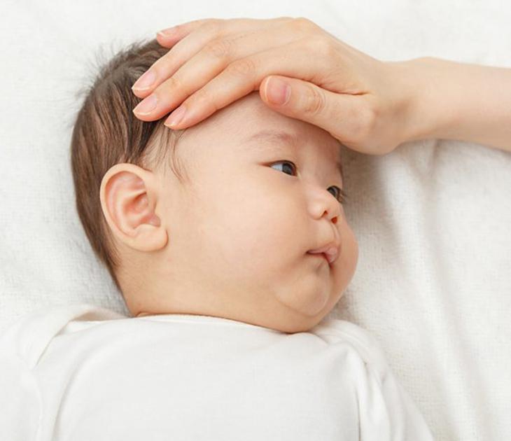Bé bị sốt cảm thấy rất khó chịu