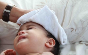 Có nên chườm nóng, lạnh khi bị sốt?
