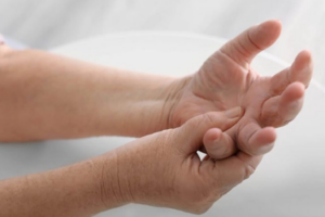 Tình trạng đau đầu ngón tay có thể do tay tê cóng