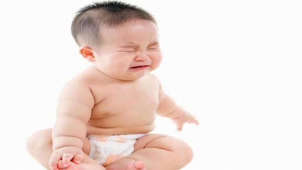 Trẻ bị sốt cao và quấy khóc nhiều