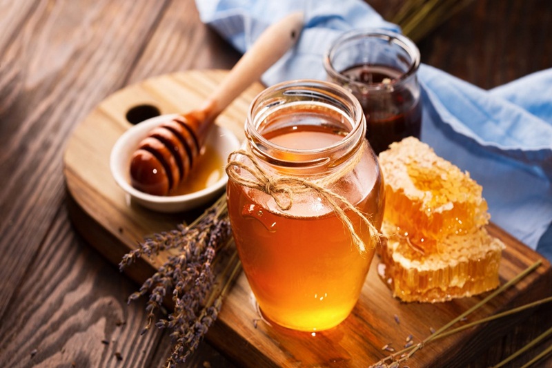 Dùng mật ong để chữa táo bón cho trẻ
