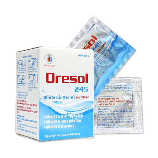 Ba mẹ cho bé uống Oresol để bù 