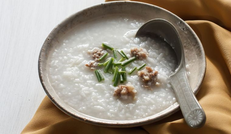 Người bệnh nên ăn các loại thực phẩm dễ tiêu hóa như cháo, súp,...