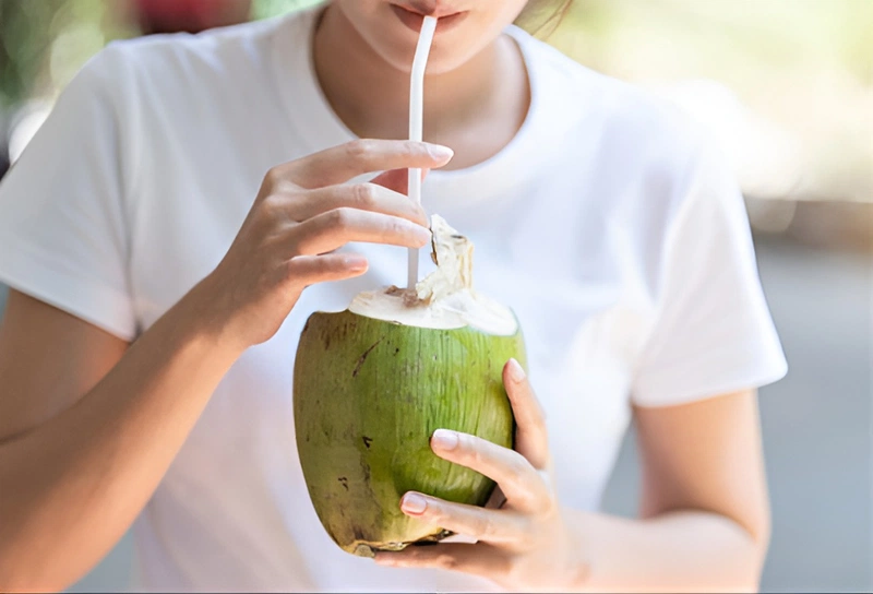 Nước dừa là một trong những phương pháp bù nước hiệu quả và an toàn khi bị tiêu chảy.