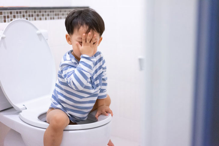 Trình trạng trẻ bị táo bón đi ngoài ra máu