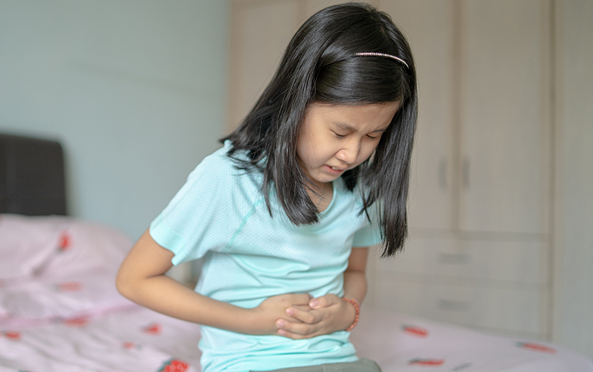 Nhiều nguyên nhân dẫn đến tình trạng trẻ bị táo bón đi ngoài ra máu