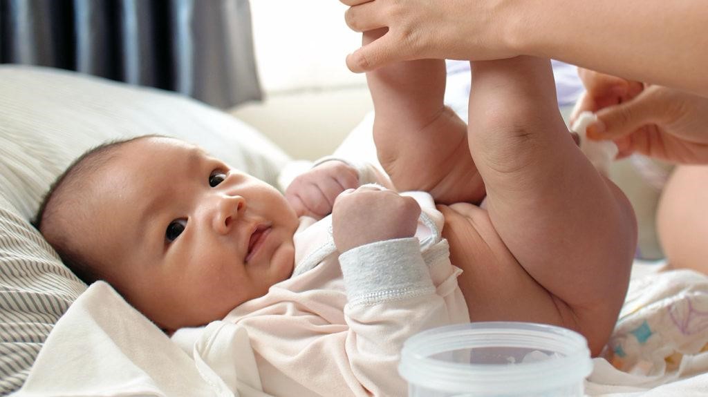 Ba mẹ nên vệ sinh mông thường xuyên cho bé