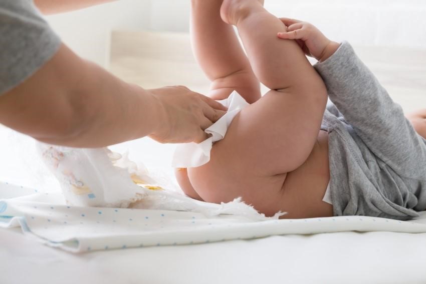 Ba mẹ phải làm sao khi trẻ ị nhiều lần trong ngày