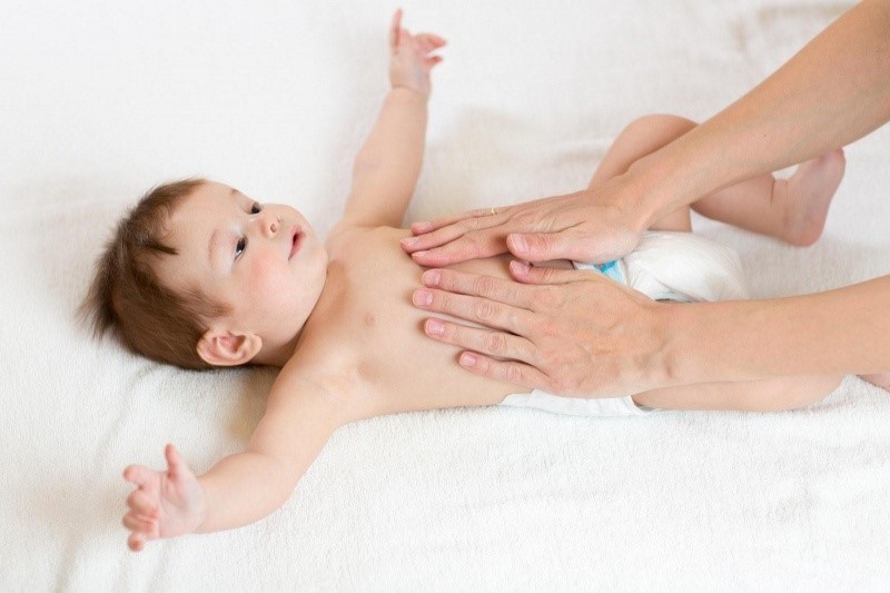 Ba mẹ nên xoa bóp bụng cho bé khi bị táo bón